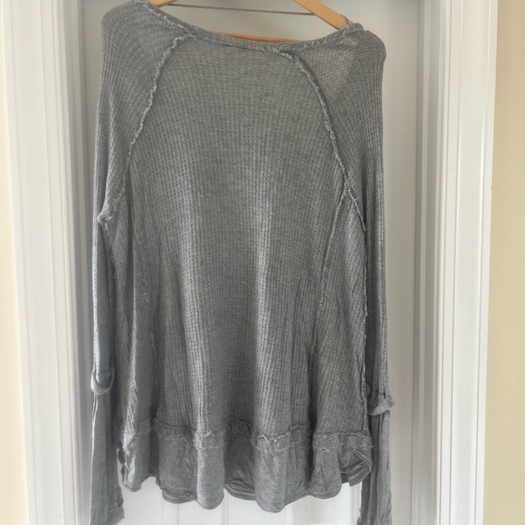 We The Free Oversized Gray Raw Hem Long Sleeve Waffle Knit Sweater - Picture 2 of 3